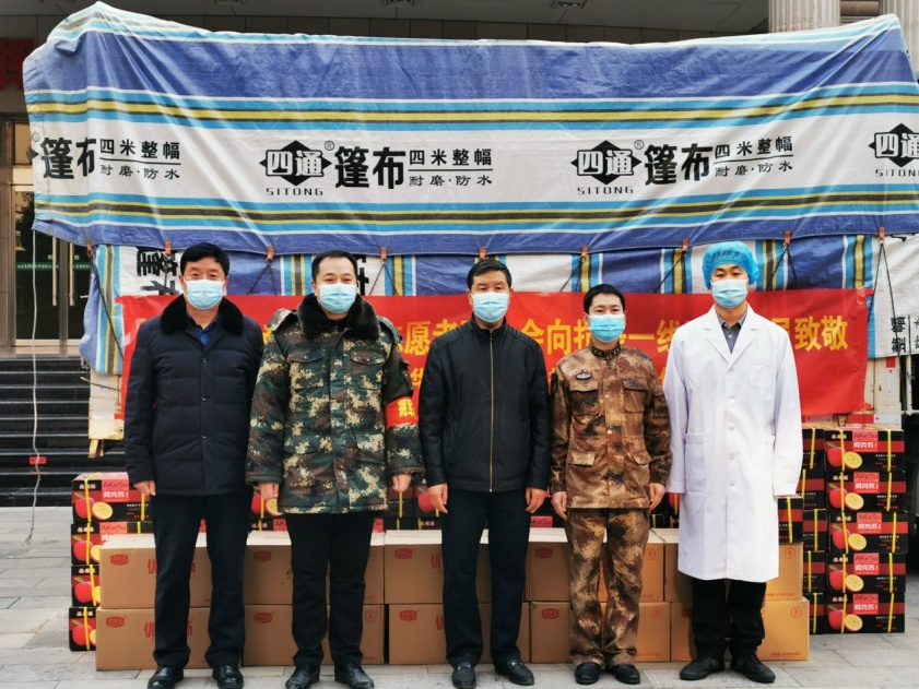 路鳳祎與志愿者、醫(yī)生防疫現(xiàn)場(chǎng)合影